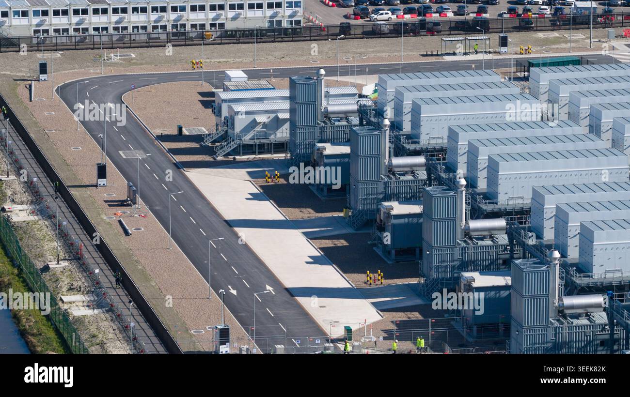 Vista droni di un data center quasi operativo a Groningen Westpoort, che mostra i sistemi HVAC, i generatori di backup di emergenza, l'infrastruttura server e Un Foto Stock