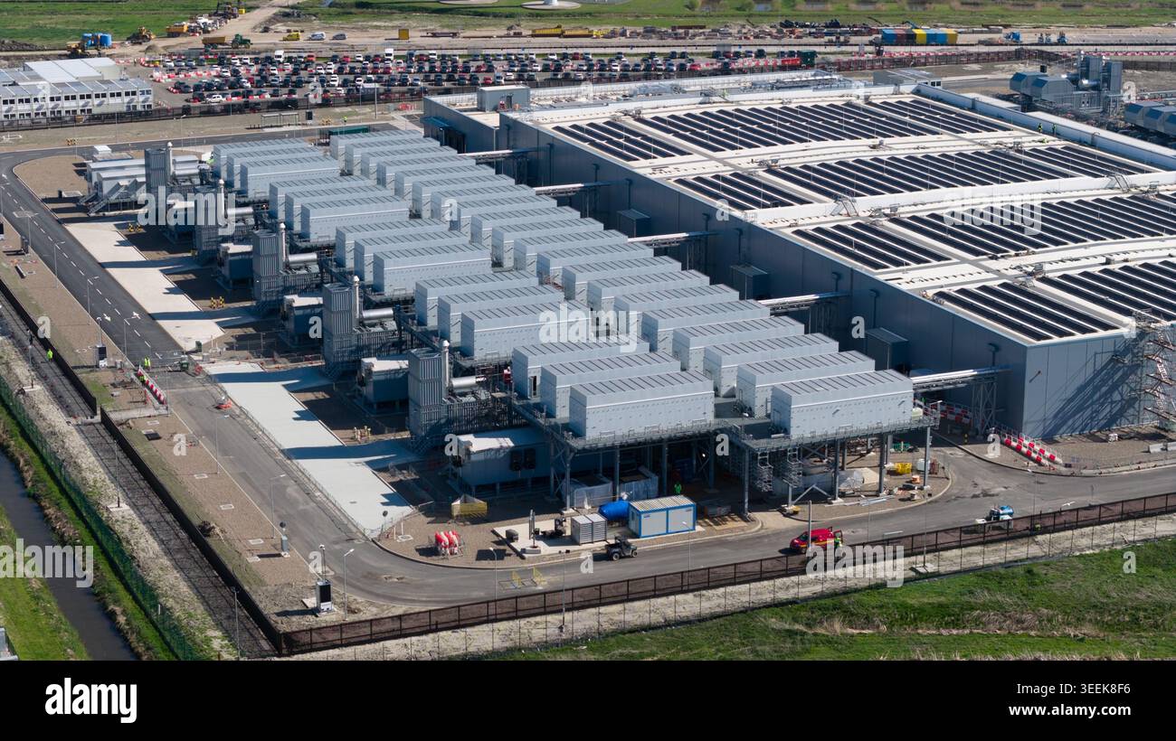 Vista droni di un data center quasi operativo a Groningen Westpoort, che mostra i sistemi HVAC, i generatori di backup di emergenza, l'infrastruttura server e Un Foto Stock