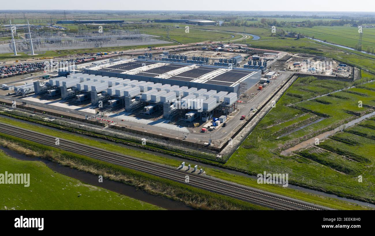 Vista droni di un data center quasi operativo a Groningen Westpoort, che mostra i sistemi HVAC, i generatori di backup di emergenza, l'infrastruttura server e Un Foto Stock
