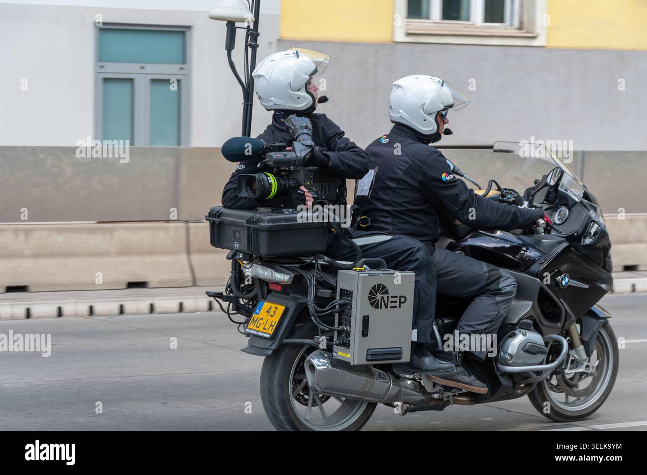 La troupe di produzione televisiva attraversa Vienna Street, Austria, Vienna, 10 maggio 2026. Foto Stock