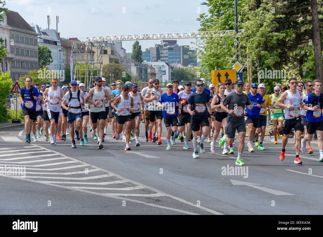 Partecipanti alla grande maratona lungo la strada della città durante l'evento sportivo a Vienna, Austria, Vienna, 10 maggio 2026. Foto Stock
