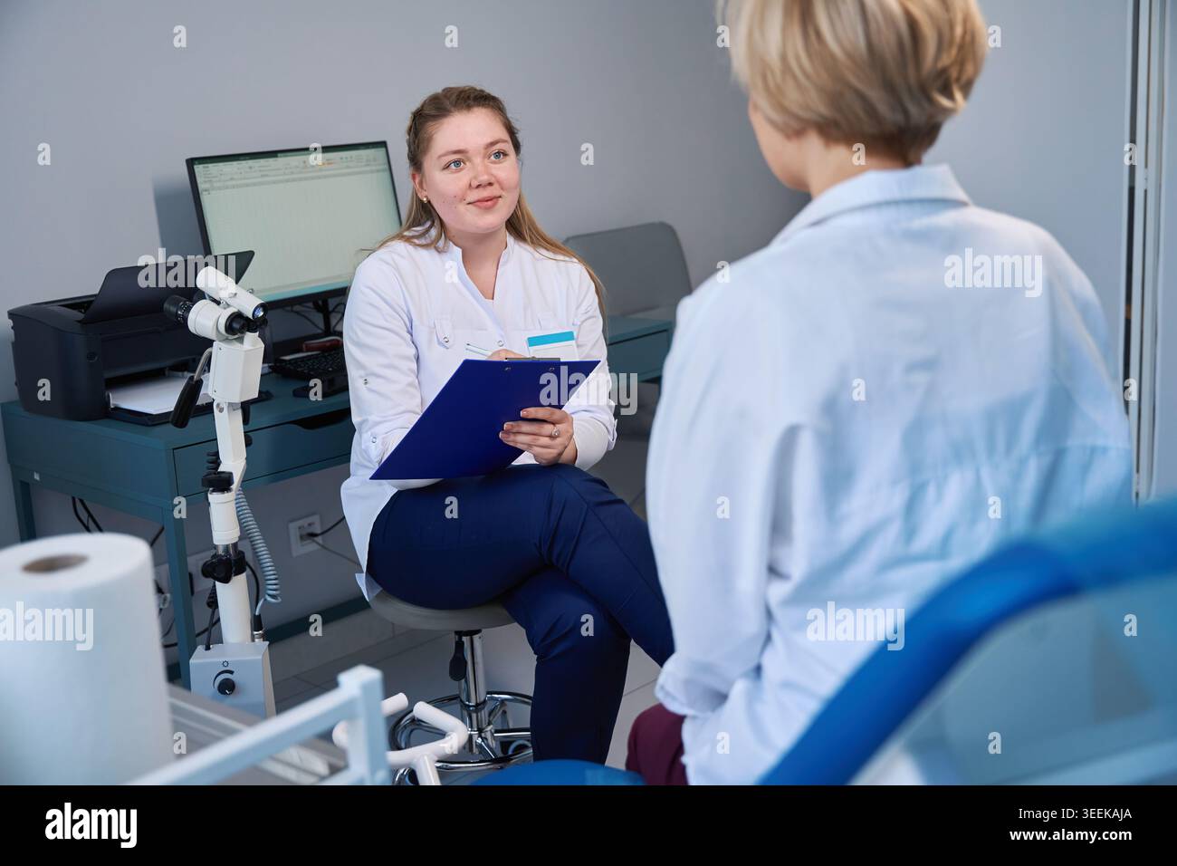 Due donne professionisti del settore sanitario in sala esame medica Foto Stock