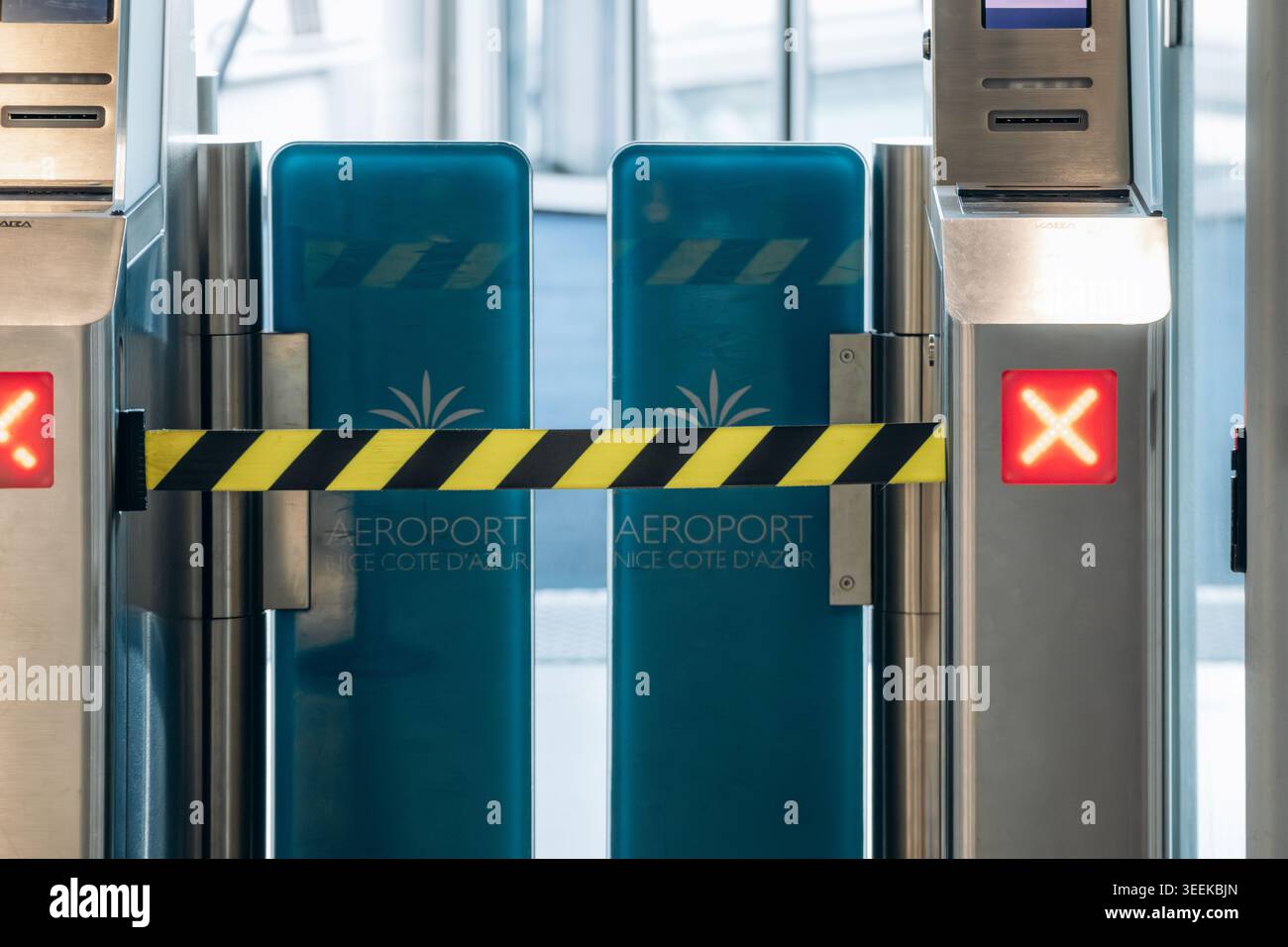 Nizza, Francia - 17 aprile 2026: Cancello di accesso automatico chiuso con luci rosse all'interno del terminal dell'aeroporto Nice Cote d Azur Foto Stock