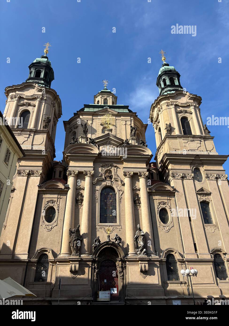 Storica architettura barocca della chiesa di Praga, Repubblica Ceca, fotografata in una giornata di sole con un cielo azzurro. - Immagine stock catturata con smartphone