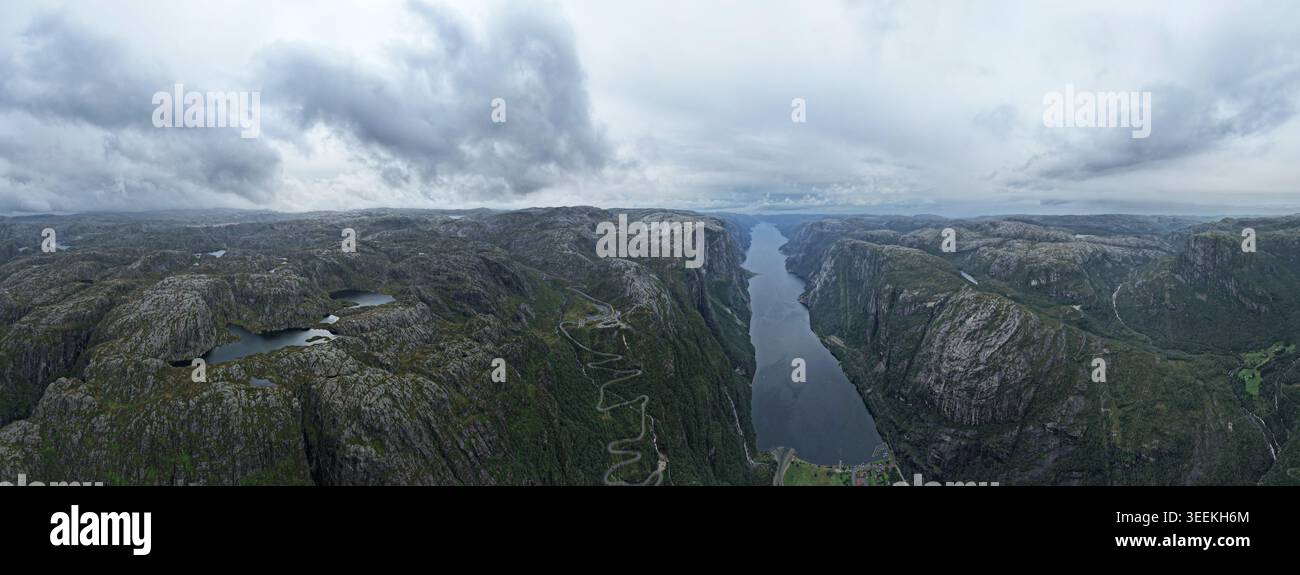 Ampia vista aerea panoramica del Lysefjord e del Lysebotn nel sud-ovest della Norvegia, con scogliere spettacolari, tortuose strade di montagna, aspre strade scandinave Foto Stock