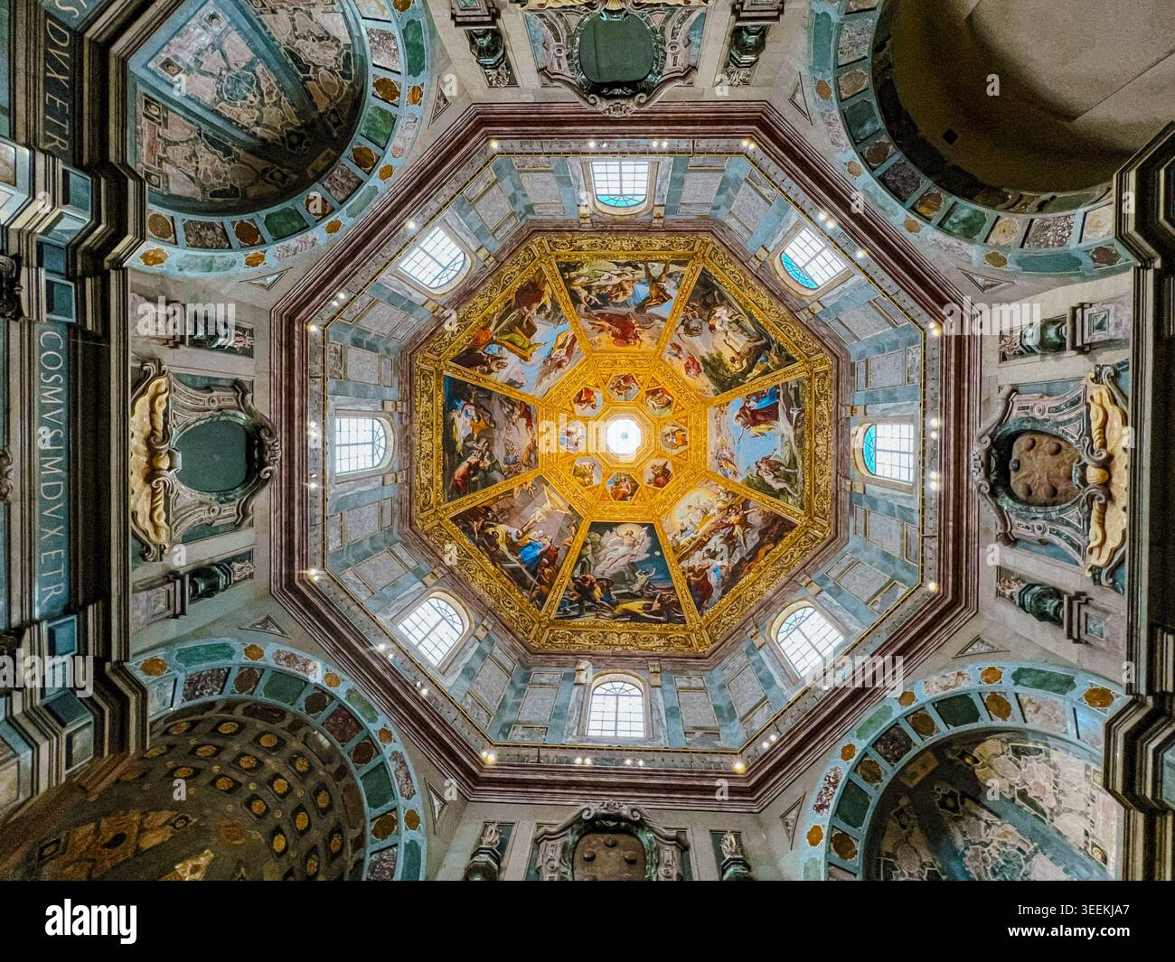 Cupola decorativa con mosaico. Soffitto ottagonale decorato con mosaici e figure dipinte a Firenze Foto Stock