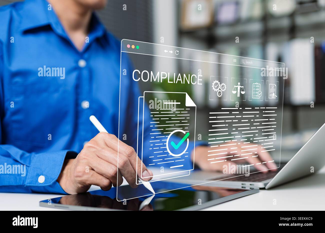Approvazione dei documenti di conformità e concetto del flusso di lavoro di revisione normativa. Uomo d'affari che utilizza un notebook con verificato, segno di spunta, icona legale, elenco di controllo, policy Foto Stock