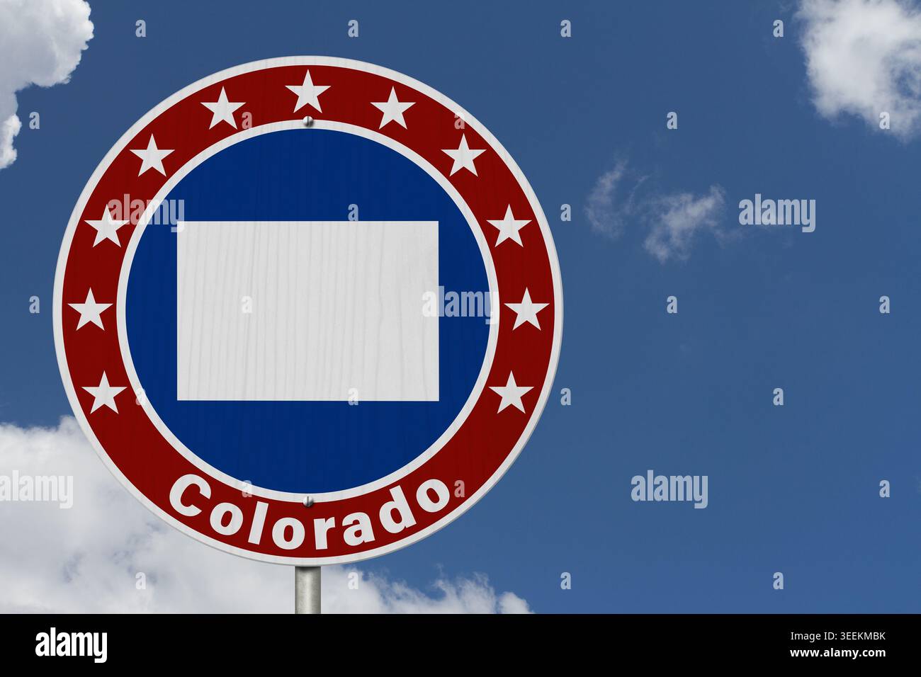 Mappa del Colorado con le stelle su un cartello stradale rosso, bianco e blu con il cielo blu Foto Stock