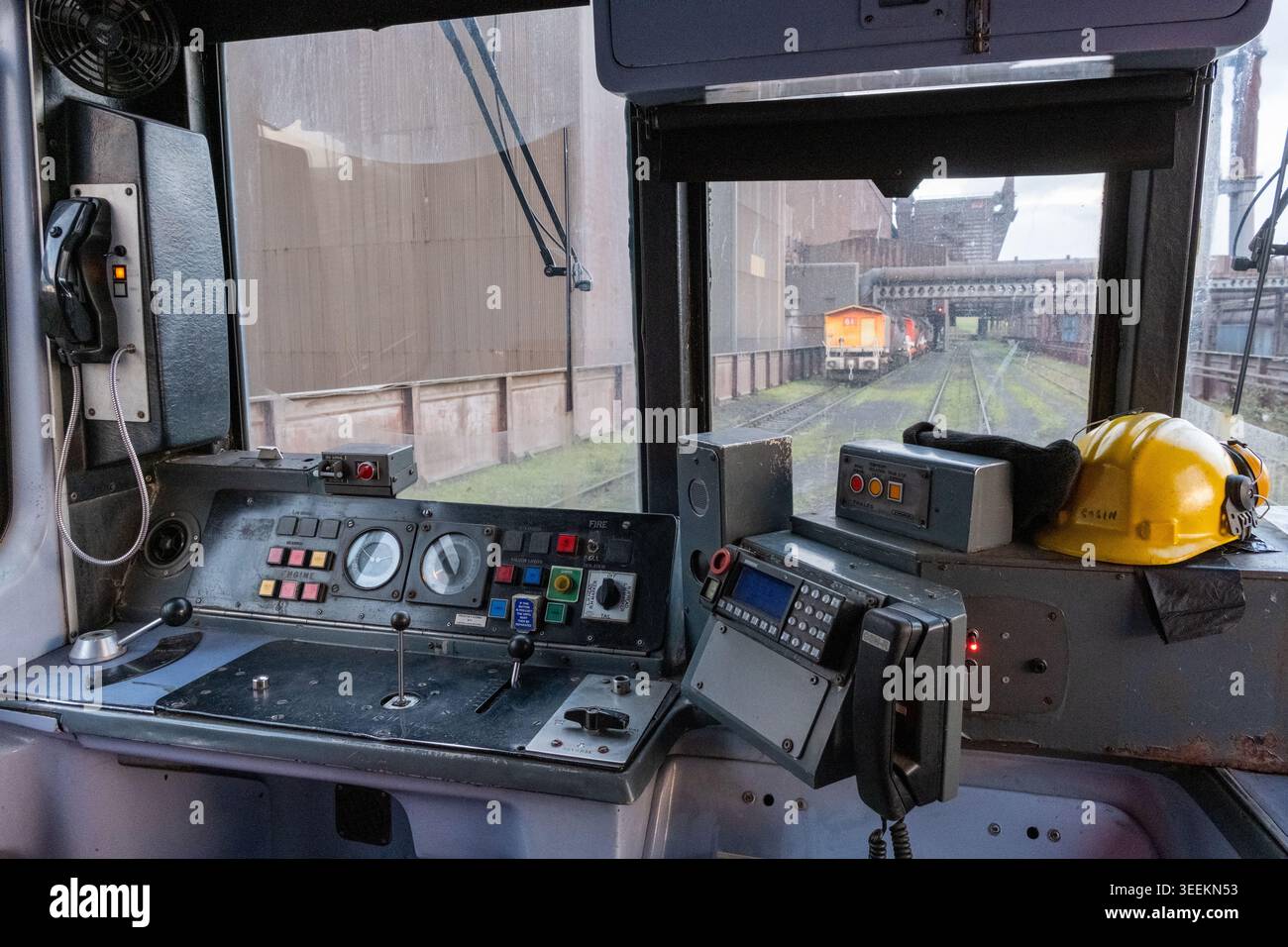 Vista dalla cabina del conducente del treno Pacer Classe 144 conservato all'interno di Scunthorpe Steelworks, Lincolnshire, Inghilterra. Foto Stock