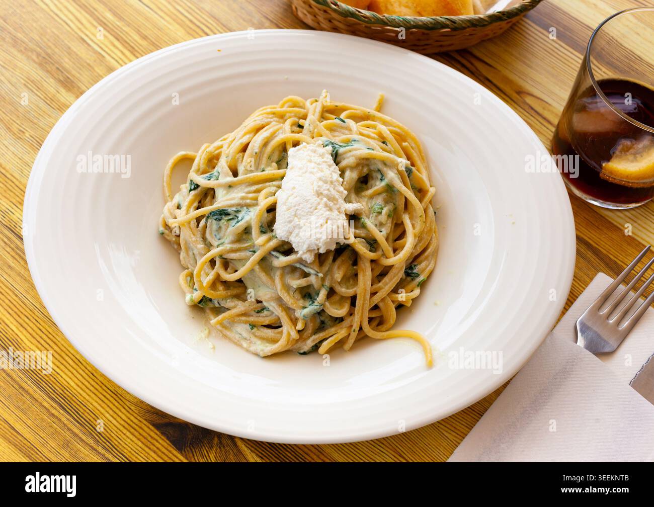 Gustosa pasta di spinaci con ricotta al piatto Foto Stock