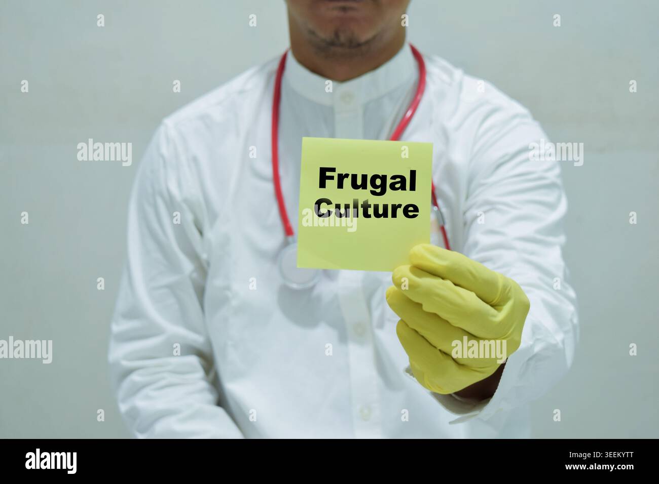 Il medico tiene in mano una carta con il nome della coltura dei frugali. Concetto medico Foto Stock