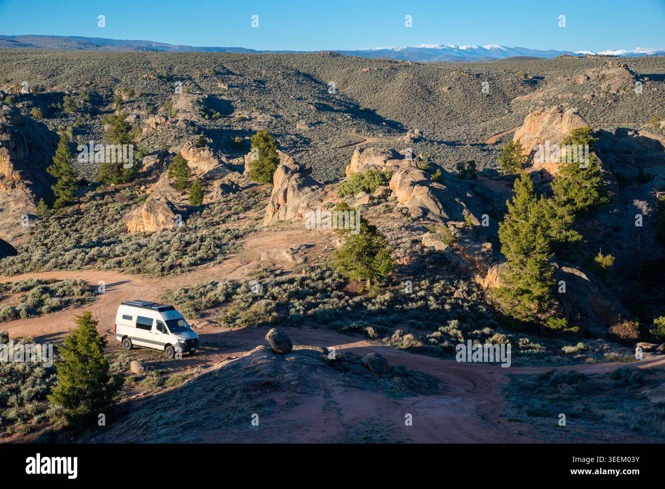Campeggio dislocato nell'area ricreativa di Hartman Rocks in un furgone Mercedes Benz Sprinter. Gunnison, Colorado. Foto Stock