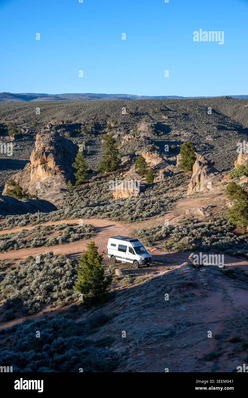 Campeggio dislocato nell'area ricreativa di Hartman Rocks in un furgone Mercedes Benz Sprinter. Gunnison, Colorado. Foto Stock