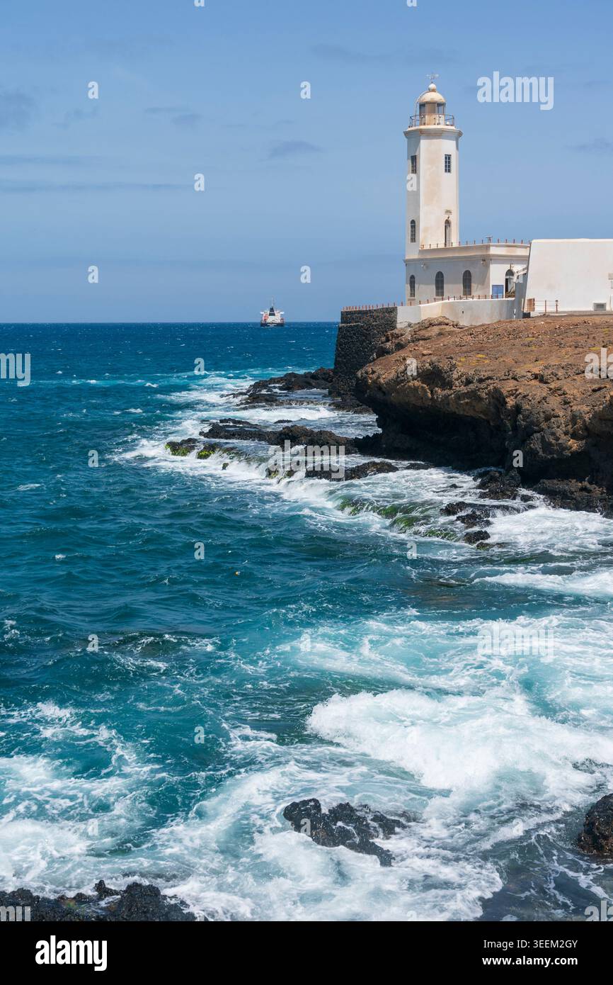 Praia. 11 maggio 2026. Questa foto scattata l'11 maggio 2026 mostra un faro sul mare dell'isola di Santiago, Capo Verde. L'isola di Santiago, situata nella parte meridionale dell'arcipelago di Capo Verde, è l'isola più grande e popolosa del paese. Crediti: Xie Jianfei/Xinhua/Alamy Live News Foto Stock