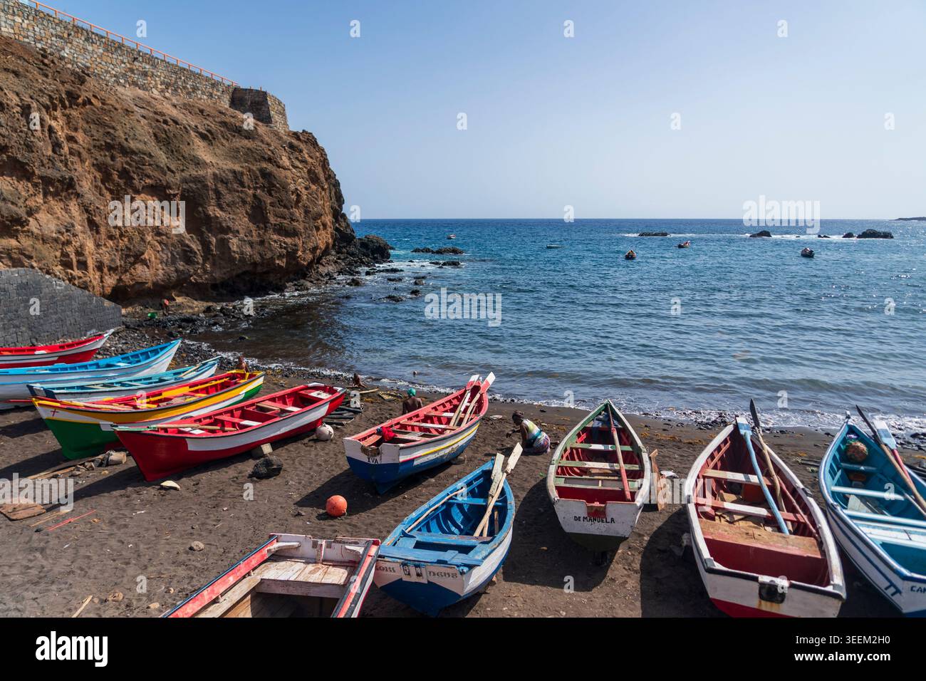 Praia. 11 maggio 2026. Questa foto scattata l'11 maggio 2026 mostra barche da pesca dipinte sul mare di Cidade Velha, Isola di Santiago, Capo Verde. L'isola di Santiago, situata nella parte meridionale dell'arcipelago di Capo Verde, è l'isola più grande e popolosa del paese. Crediti: Xie Jianfei/Xinhua/Alamy Live News Foto Stock