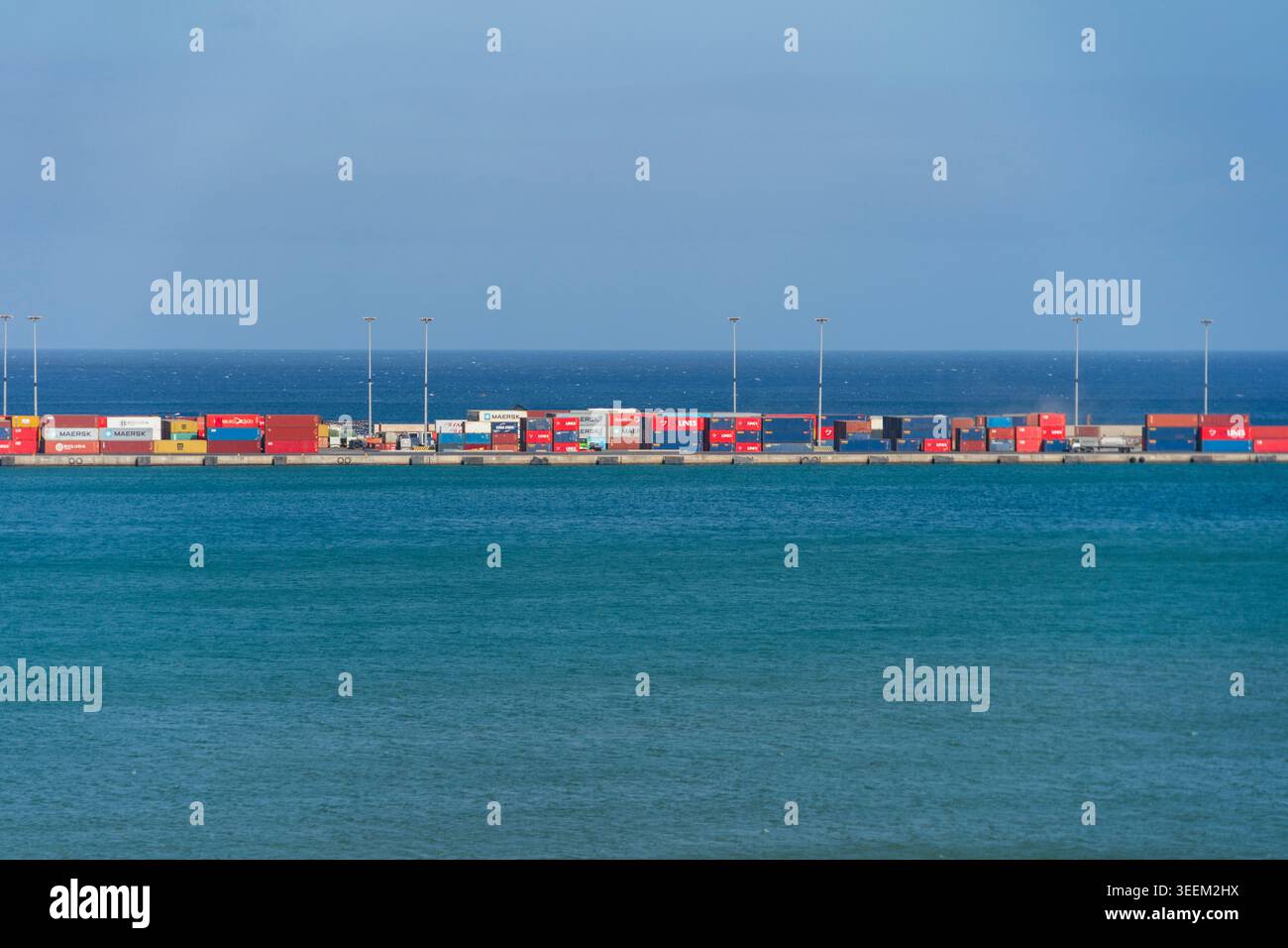 Praia. 11 maggio 2026. Questa foto scattata l'11 maggio 2026 mostra un terminal container sull'isola di Santiago, Capo Verde. L'isola di Santiago, situata nella parte meridionale dell'arcipelago di Capo Verde, è l'isola più grande e popolosa del paese. Crediti: Xie Jianfei/Xinhua/Alamy Live News Foto Stock