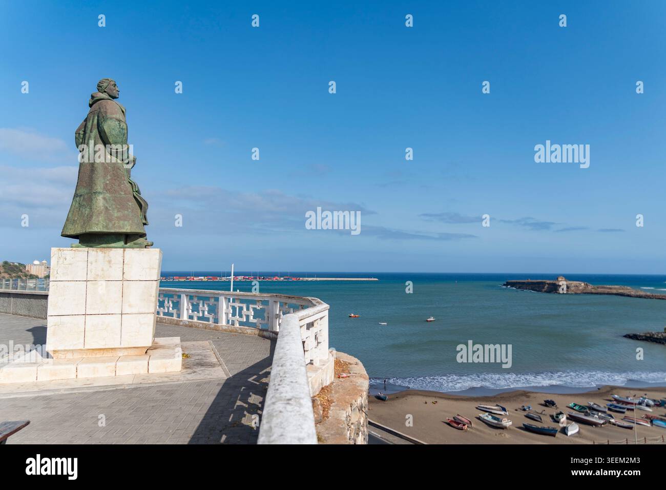 Praia. 11 maggio 2026. Questa foto scattata l'11 maggio 2026 mostra una statua del navigatore portoghese Diogo Gomes sull'isola di Santiago, Capo Verde. L'isola di Santiago, situata nella parte meridionale dell'arcipelago di Capo Verde, è l'isola più grande e popolosa del paese. Crediti: Xie Jianfei/Xinhua/Alamy Live News Foto Stock