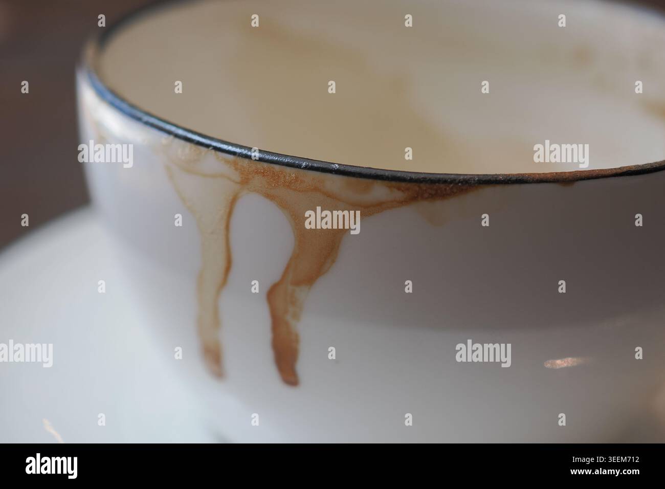 Tazza da caffè con macchie sul bordo e un piattino Foto Stock