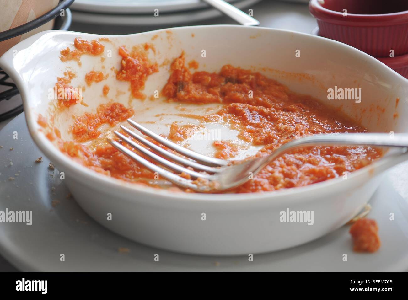 Piatto con cibo residuo in un ristorante Foto Stock