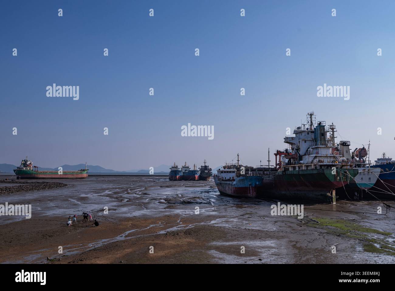 le navi sbarcarono con la bassa marea nel porto costiero, in cina Foto Stock