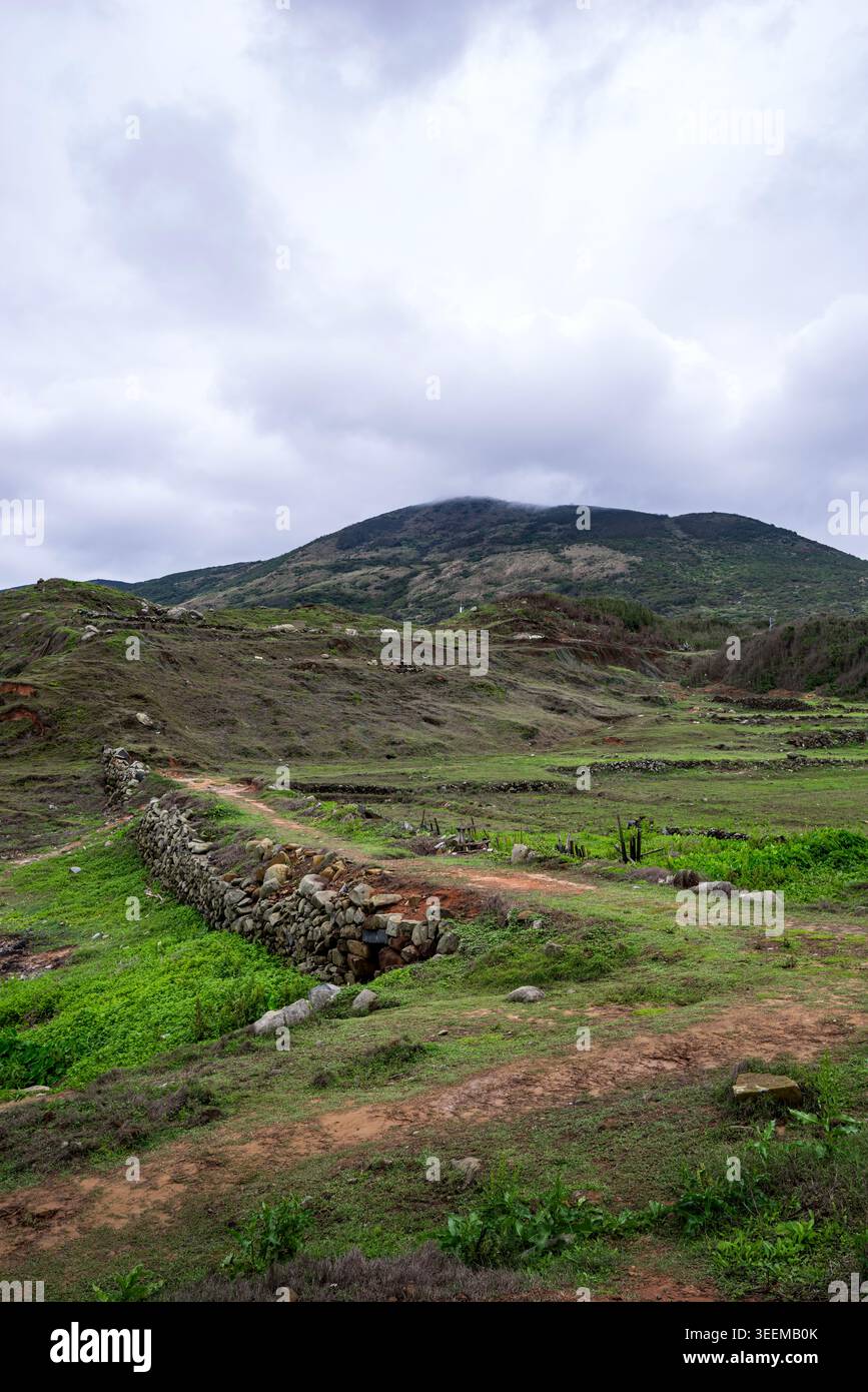 paesaggio rurale montano con pareti in pietra e sentieri sterrati a pingtan, cina Foto Stock