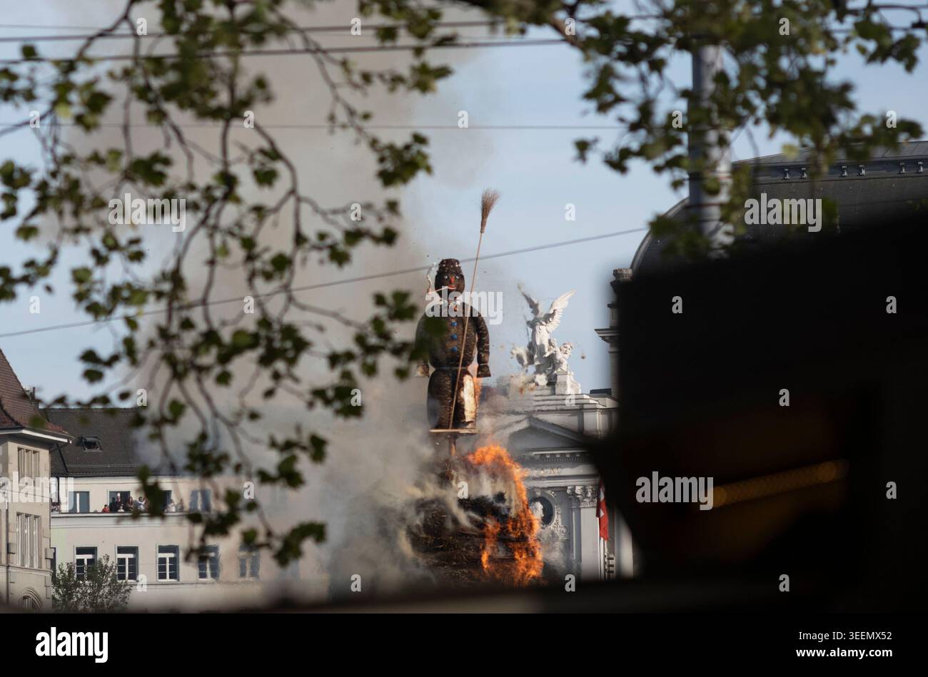 L'incendio del Böögg a Zurigo in aprile per celebrare la fine dell'inverno Foto Stock