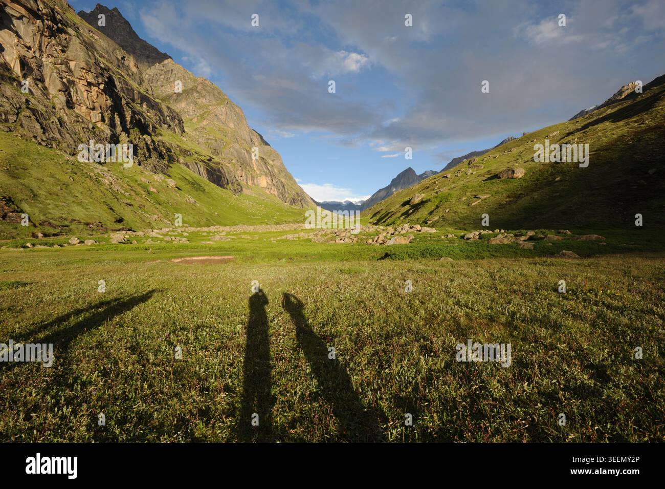 Ombre di escursionisti nella remota valle dell'Himalaya durante la spedizione nel nord dell'India, rappresentando il viaggio nella natura selvaggia e l'esplorazione delle montagne 2008 Foto Stock