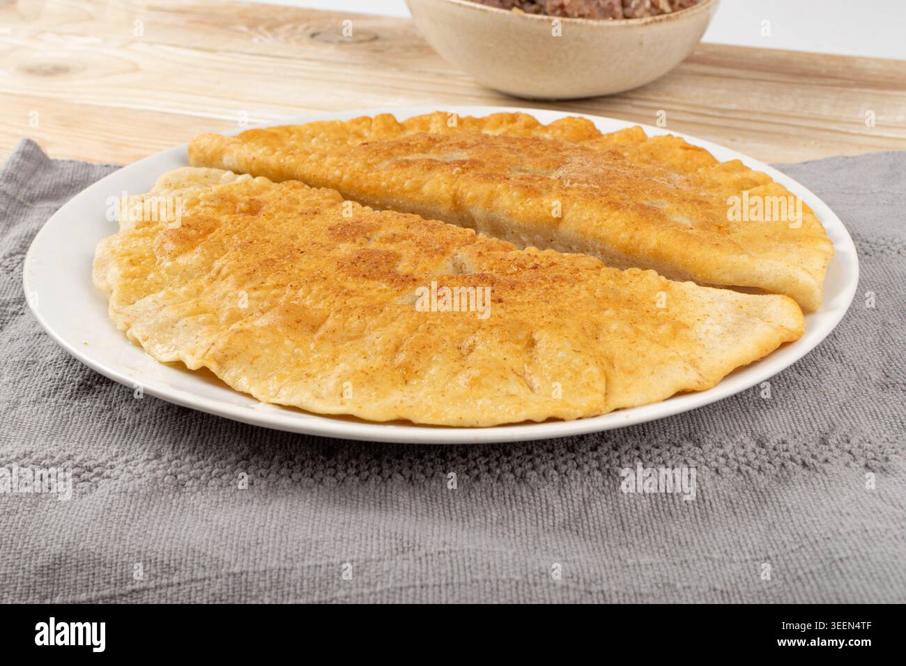 Torta piatta fritta. Fatturato con ripieno di carne macinata e cipolle, Chebureki ripieni, cucina tatara, Asia, cibo dell'Europa orientale Foto Stock