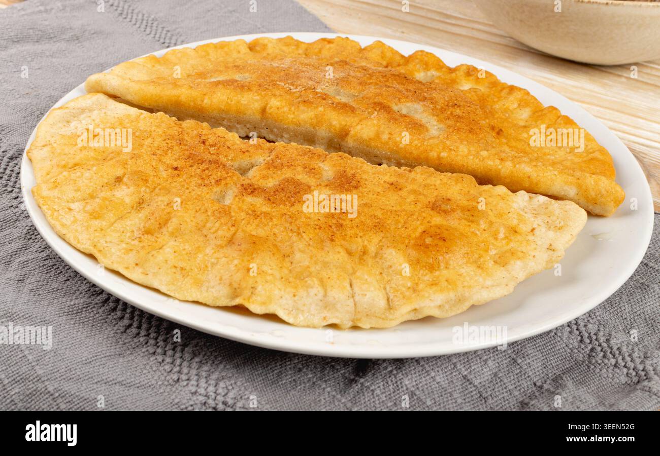 Torta piatta fritta. Fatturato con ripieno di carne macinata e cipolle, Chebureki ripieni, cucina tatara, Asia, cibo dell'Europa orientale Foto Stock