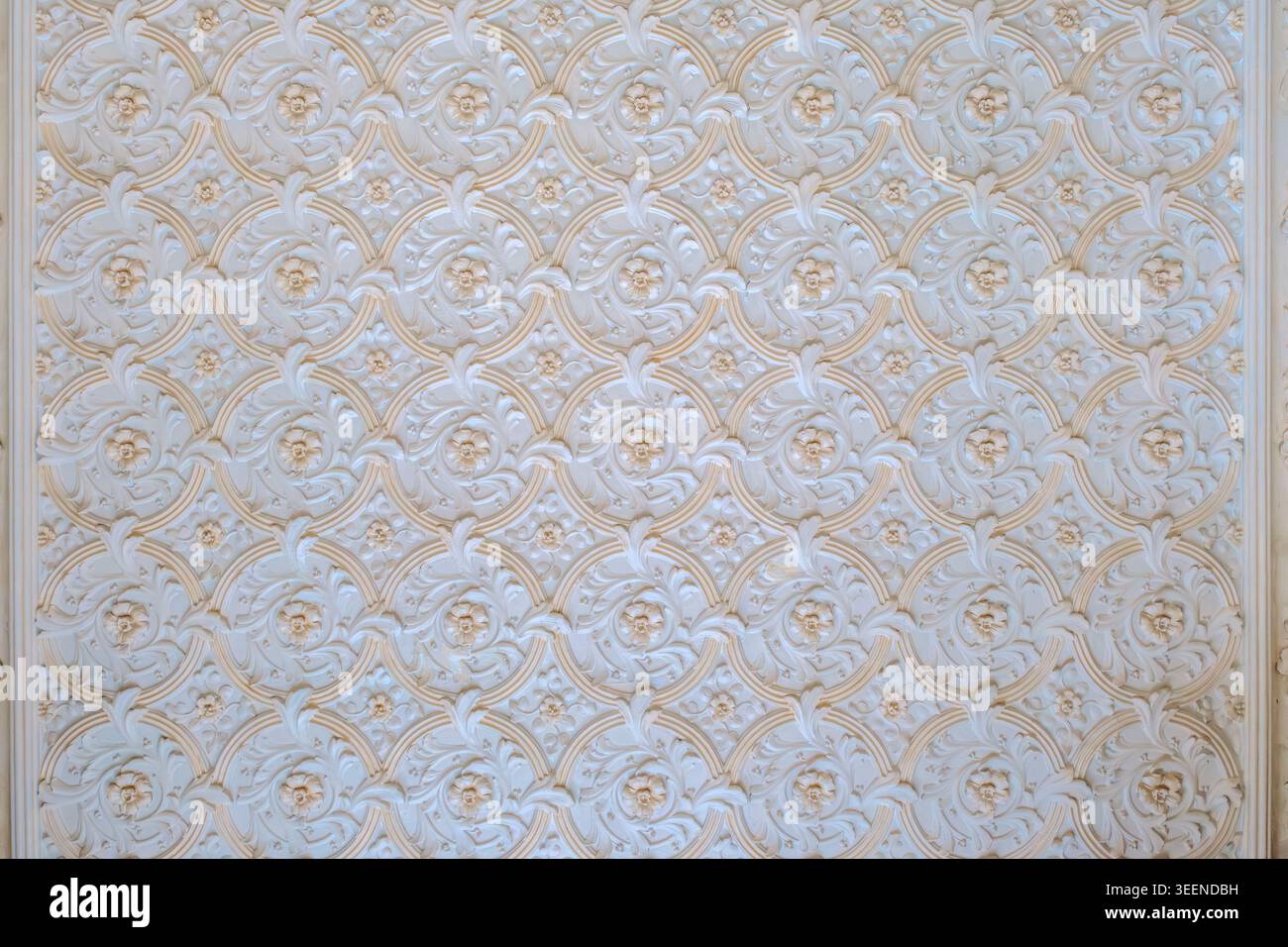 Soffitto decorato in stile classico, intricati rilievi in argilla floreale, motivo decorativo a stucco, ornamento storico di lusso Foto Stock