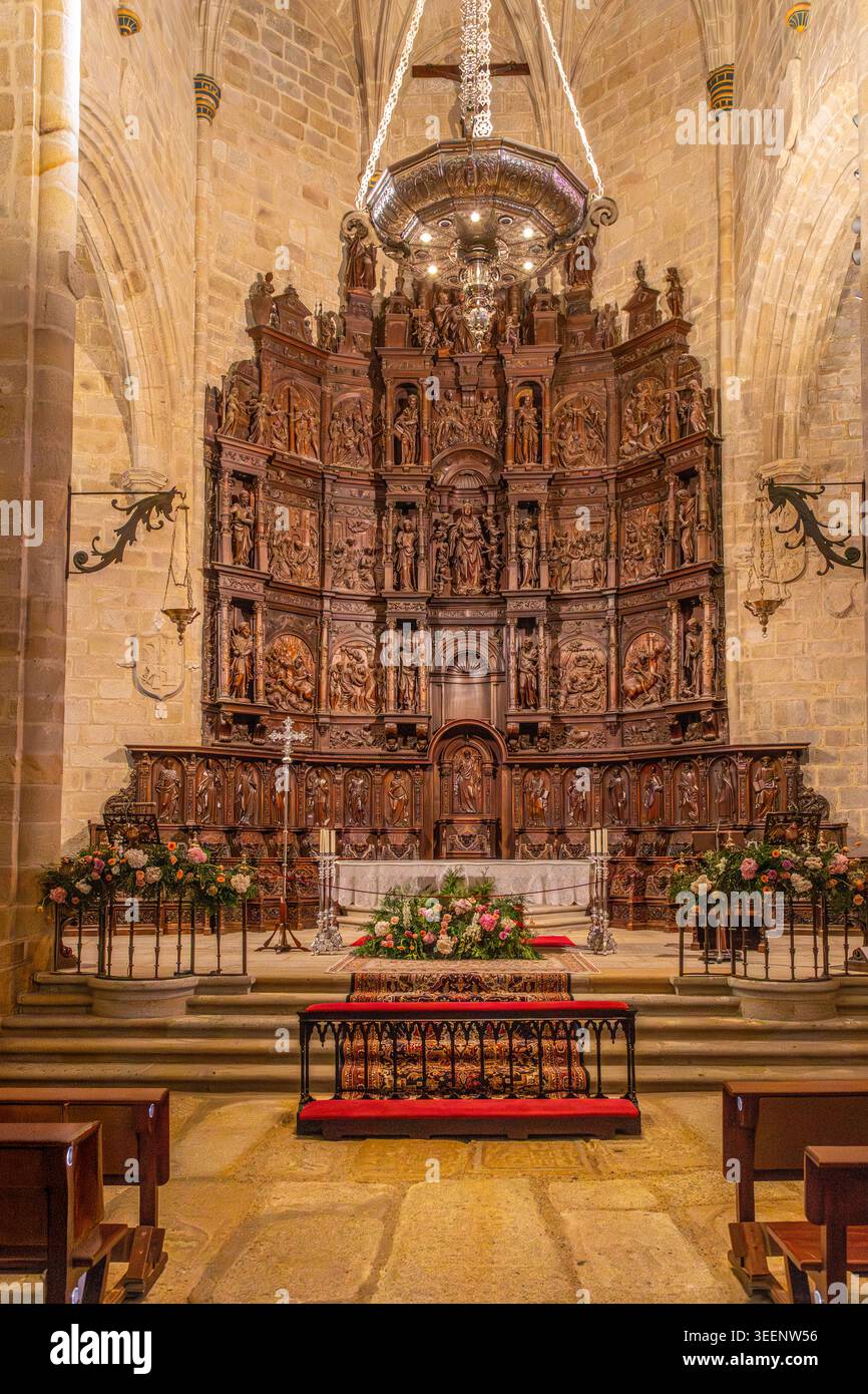 L'altare e la grande scultura in legno nella Cattedrale di Santa Maria, Caceres, Spagna. Foto Stock