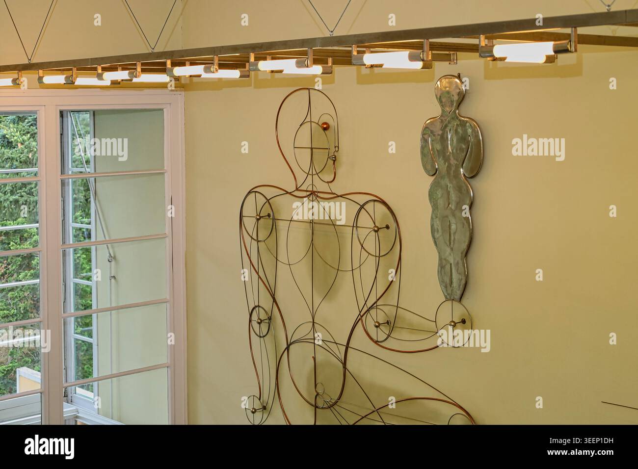 Design Bauhaus all'Haus Rabe di Zwenkau: Sala soggiorno con una delicata scultura a parete metallica e illuminazione moderna di Oskar Schlemmer Foto Stock