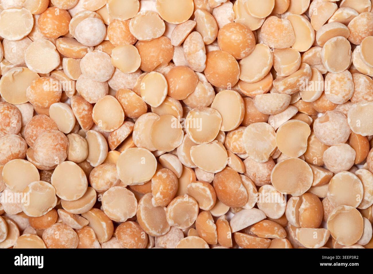 Sfondo con texture macro full frame di piselli crudi gialli secchi Foto Stock