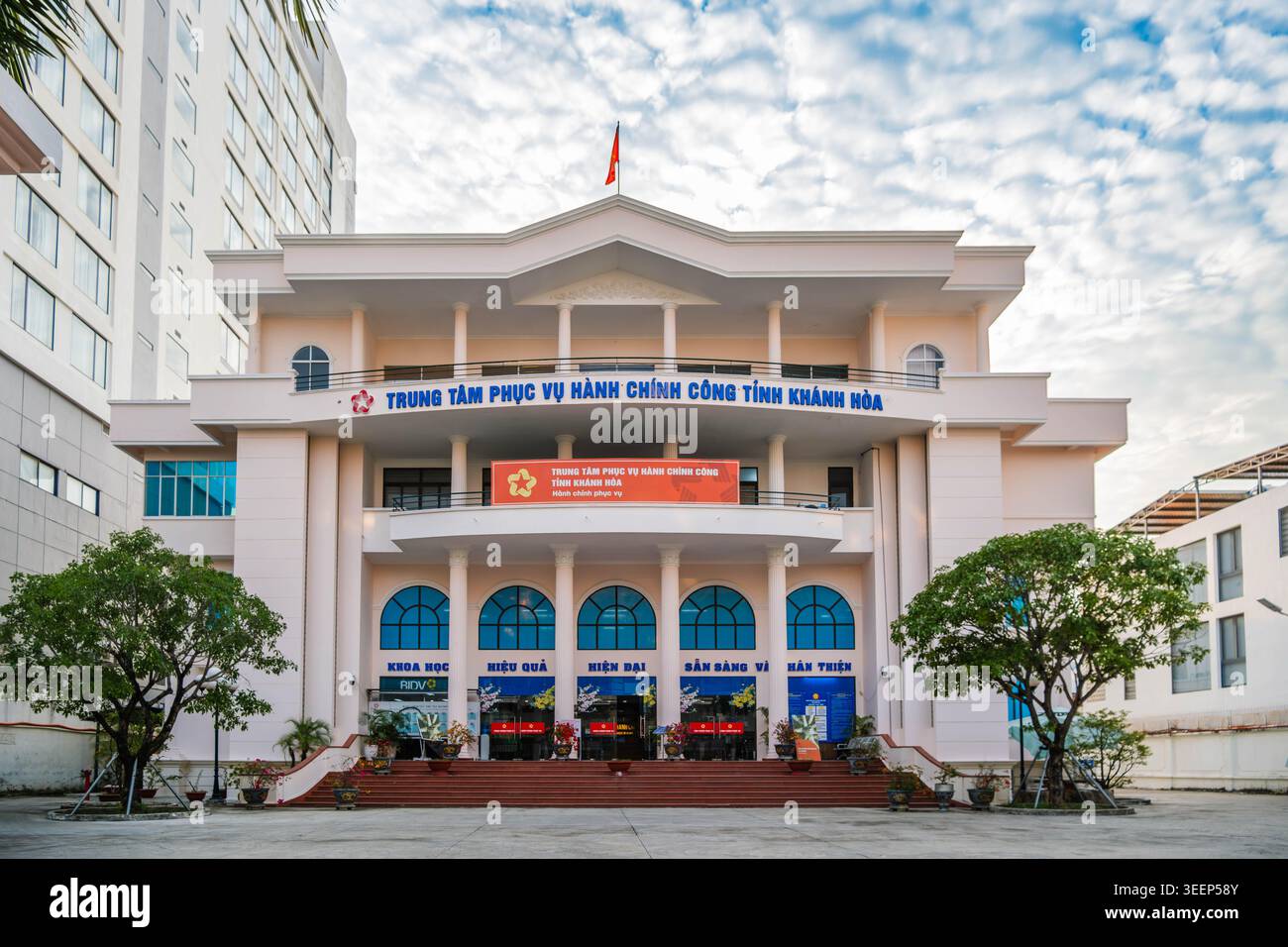Edificio del centro di servizio della pubblica amministrazione della provincia di Khanh Hoa a Nha Trang Vietnam Foto Stock