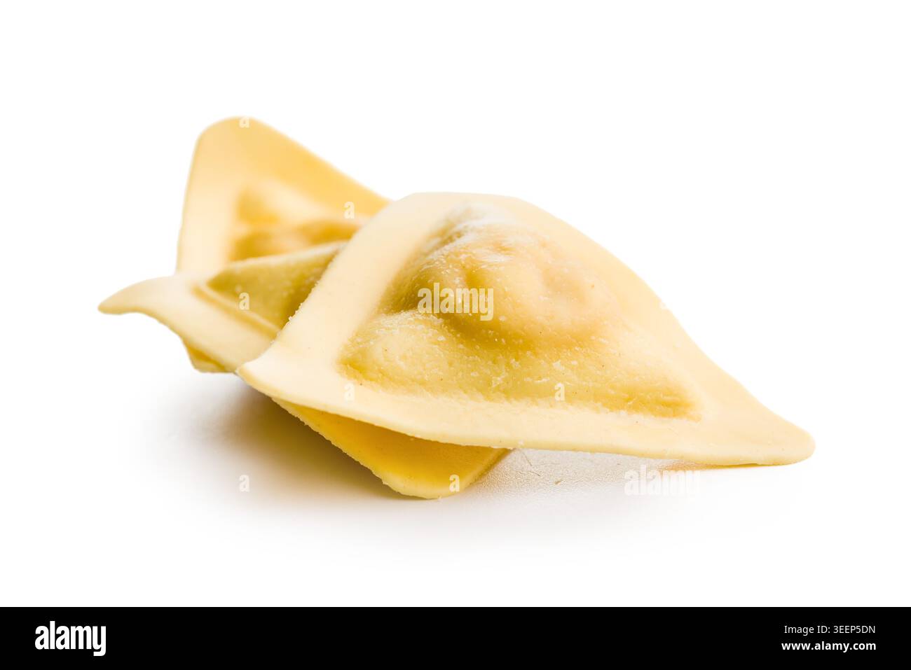 Gnocchi di pasta italiana cruda impilati su sfondo bianco. Le conchiglie in stile ravioli freschi e fatti in casa mettono in risalto la consistenza liscia dell'impasto e la rustica Foto Stock