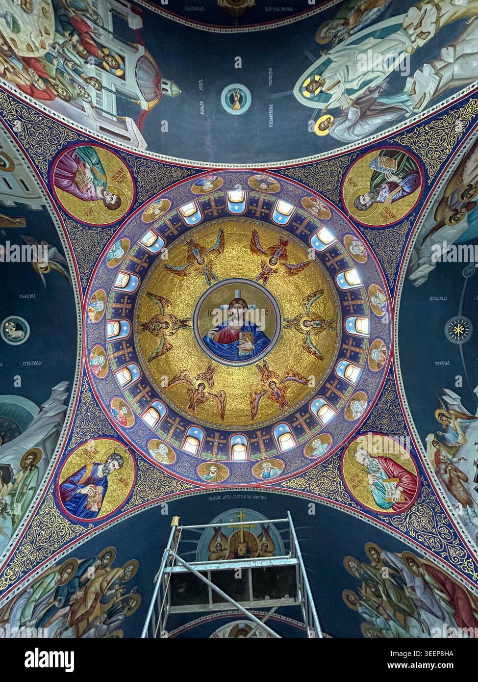 Affreschi del soffitto della chiesa ortodossa con Cristo Pantocratore e iconografia bizantina dorata a Kac, Serbia. - Immagine stock catturata con smartphone