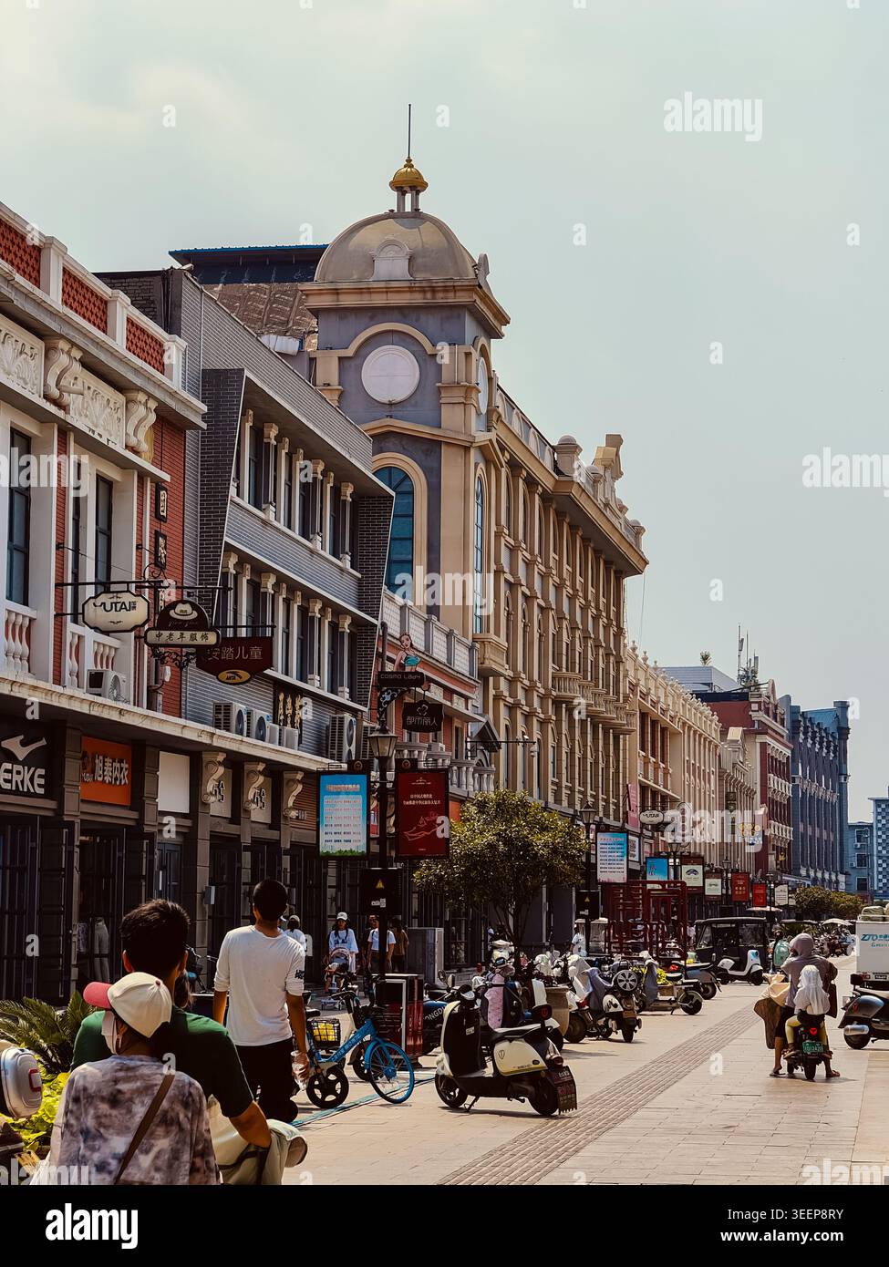 Storica Torre dell'Orologio in una strada commerciale a Kaifeng, Cina - Immagine stock catturata con smartphone