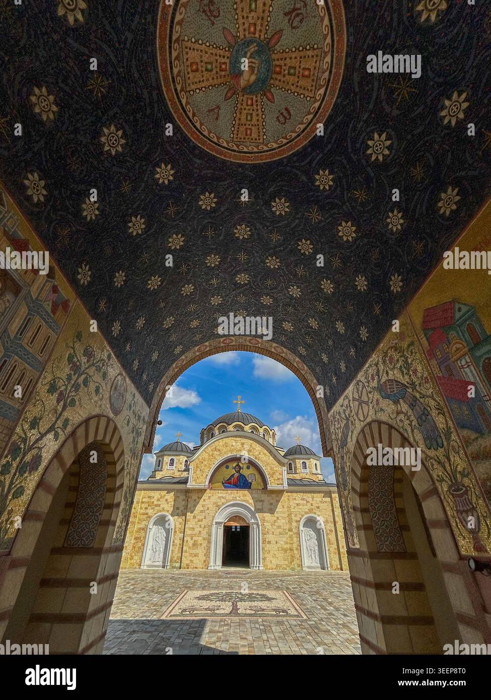 Cupola a mosaico riccamente decorata che incornicia il cortile del monastero ortodosso a Kac, in Serbia. - Immagine stock catturata con smartphone