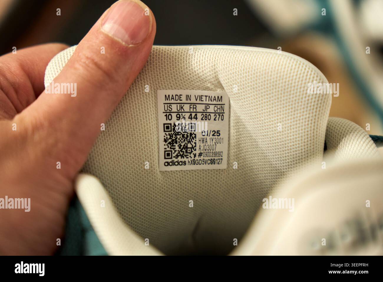 Tyumen, Russia - 10 aprile 2026: Identificatore macro interno di scarpe che mostra il numero di serie e il codice a barre sulla linguetta imbottita, rivestimento del tecnico per il sollevamento delle dita, Foto Stock