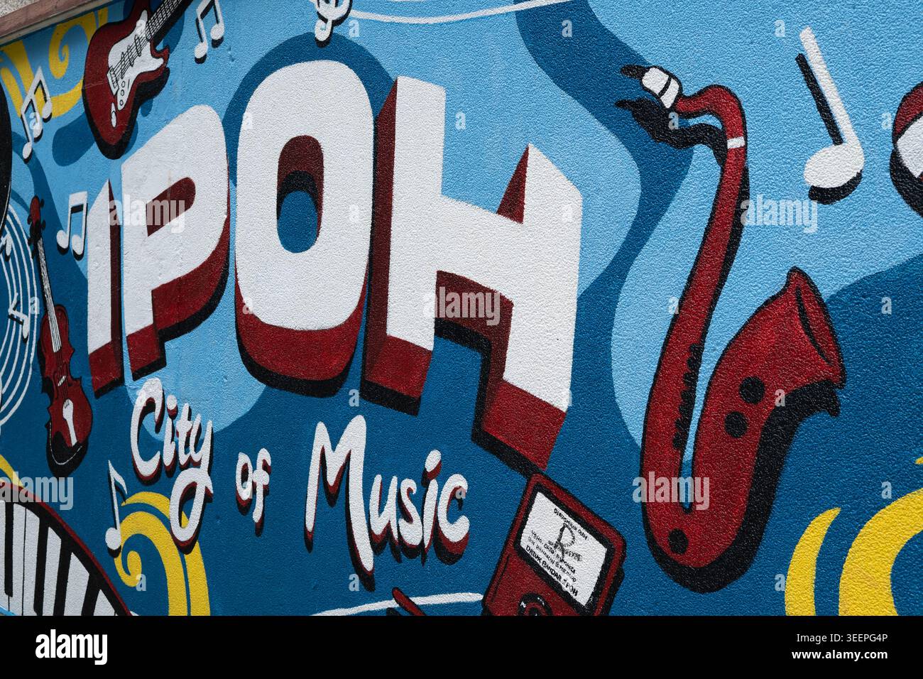 Dettaglio ravvicinato di un vivace murale di Street art blu con tipografia grafica che legge Ipoh City of Music, Perak, Malesia Foto Stock