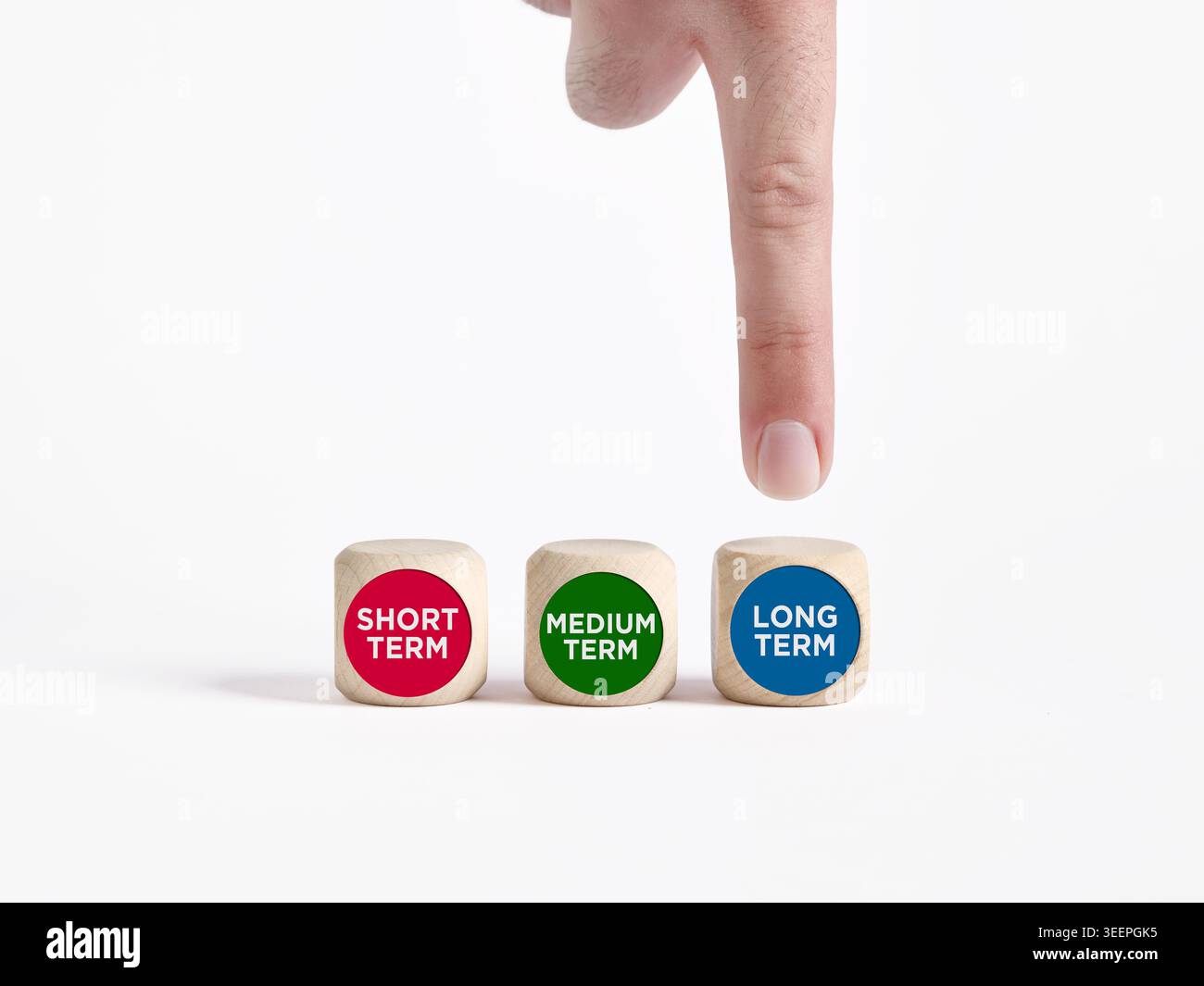 Scegli l'opzione a lungo termine tra cubi di legno a breve, medio e lungo termine, che rappresentano la pianificazione strategica e la scelta Foto Stock