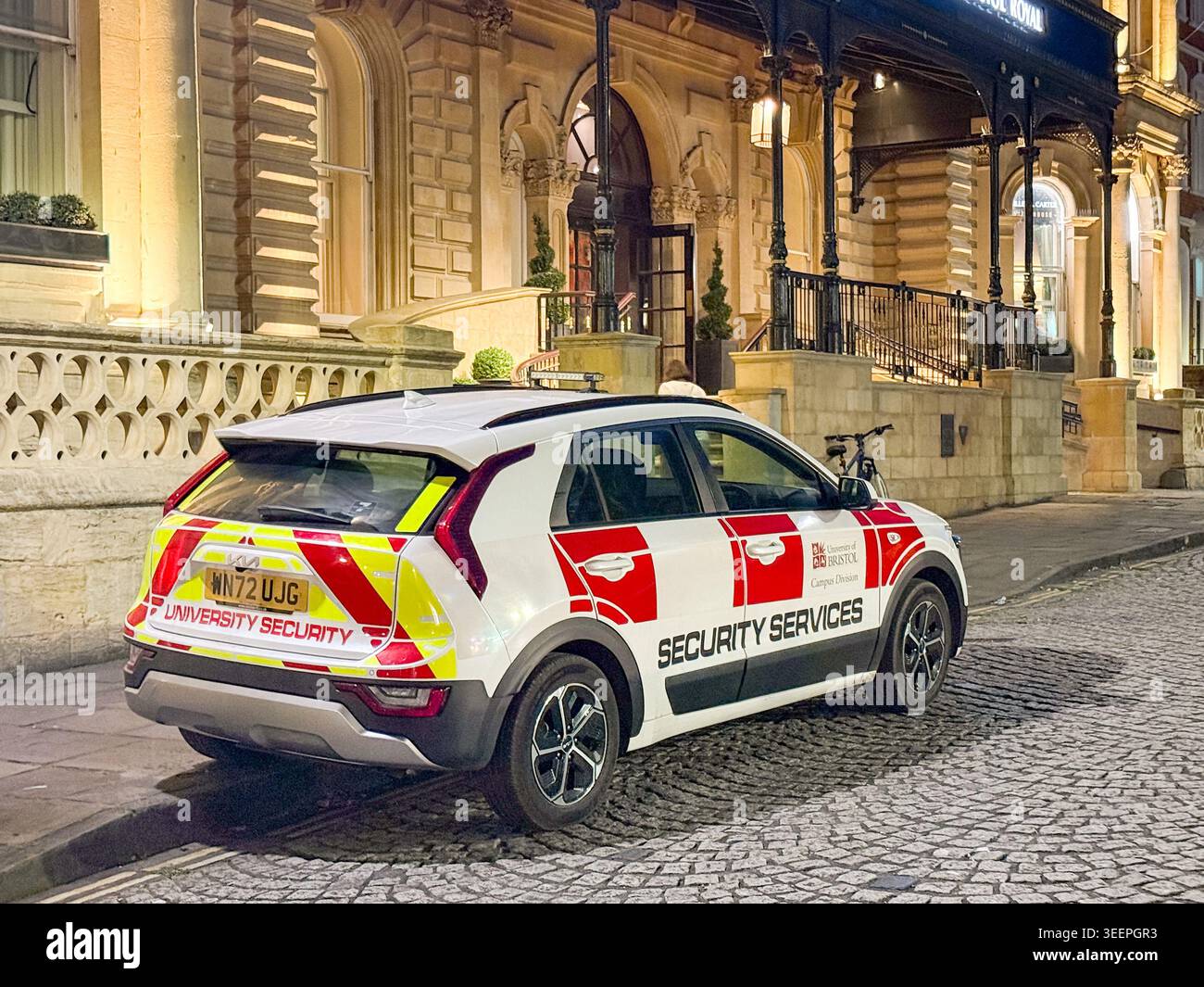 Bristol, Somerset, Inghilterra, Regno Unito - 25 agosto 2025: Pattuglia gestita dai servizi di sicurezza dell'Università di Bristol parcheggiata all'esterno di un edificio Foto Stock