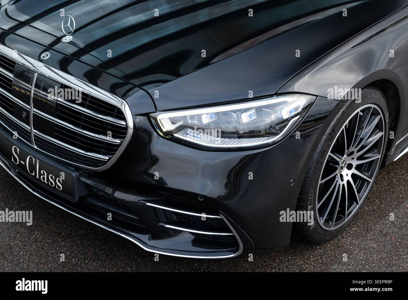 Kiev, Ucraina - 25 gennaio 2024: Primo piano parte anteriore Mercedes classe S. Foto Stock