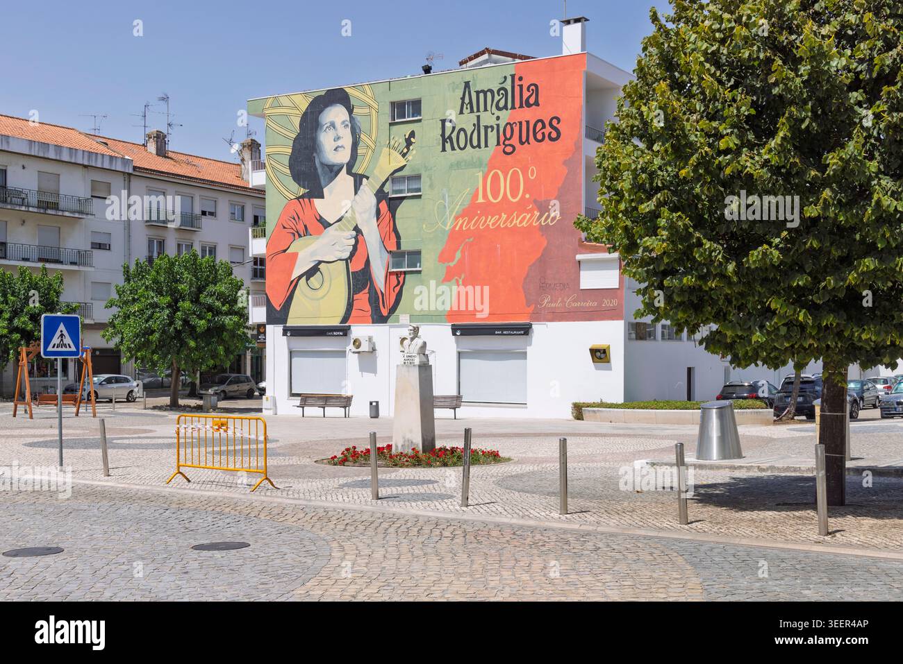 Grande murale della famosa cantante Fado Amalia Rodrigues che celebra il suo 100° anniversario su una facciata di un edificio nel centro della città. Porto de Mos, Portogallo, Foto Stock