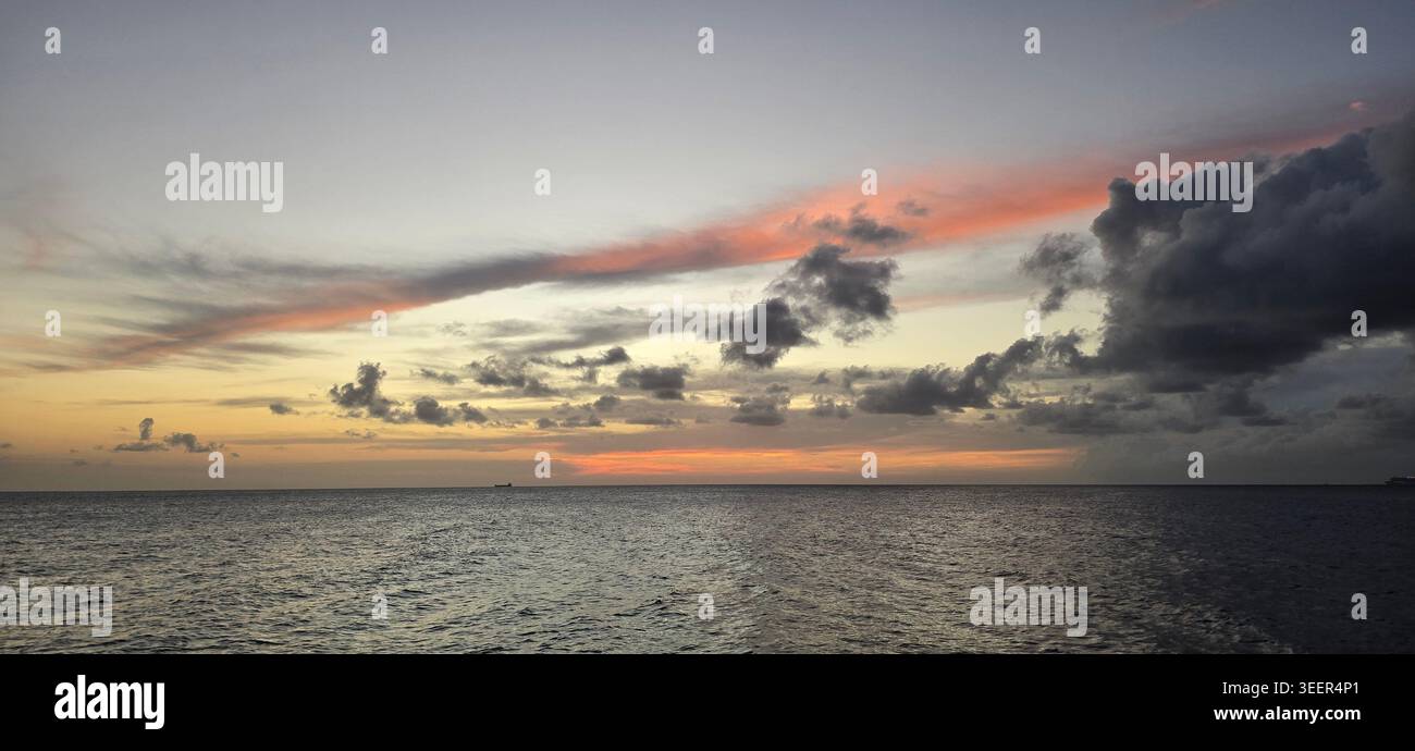 Il colorato cielo serale sul Mar dei Caraibi a Curacao. - Immagine stock catturata con smartphone