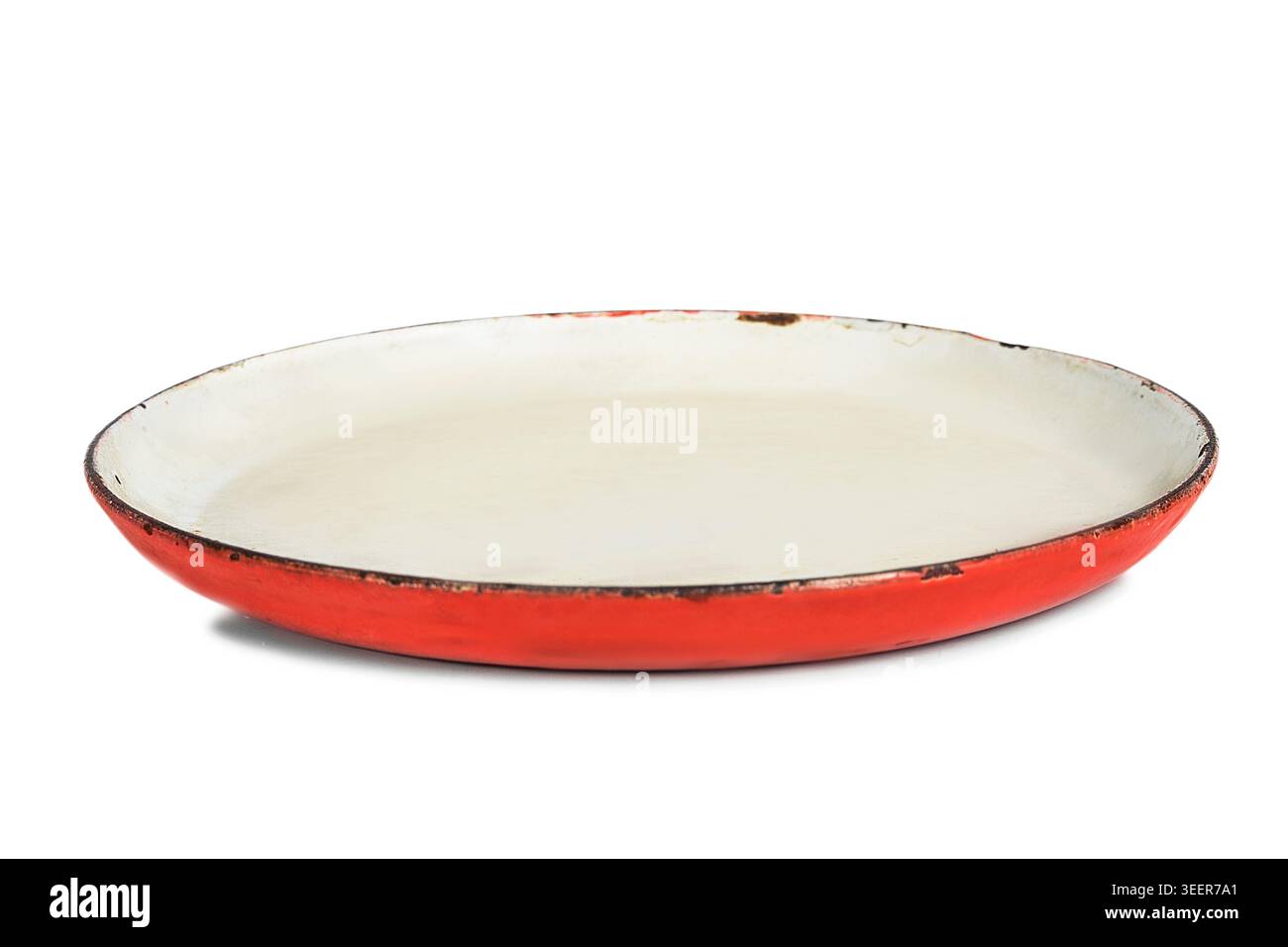 Vecchia piastra smaltata rossa graffiata isolata su sfondo bianco Foto Stock
