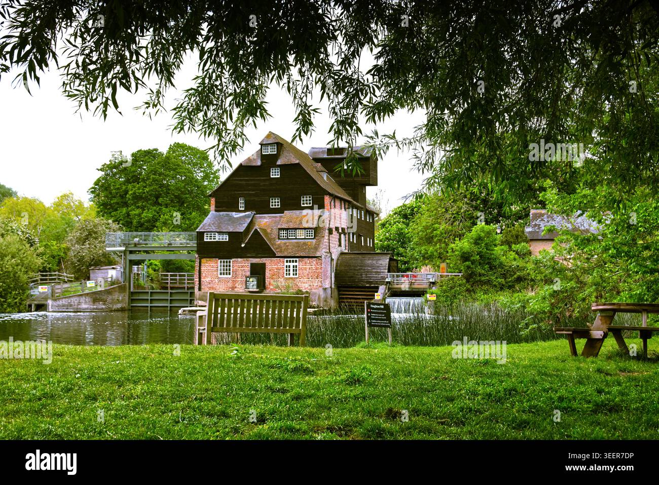 Houghton Mill, Cambridgeshire, Inghilterra, Regno Unito - mulino ad acqua e laghetto del XVIII secolo in funzione catturato in una giornata di sole in primavera Foto Stock