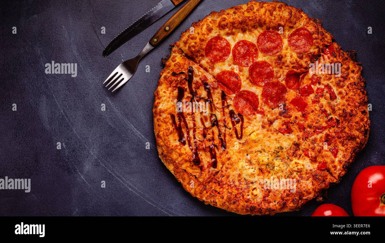 Pizza con condimenti diversi - peperoni, formaggio, margarita, barbecue, vista dall'alto Foto Stock