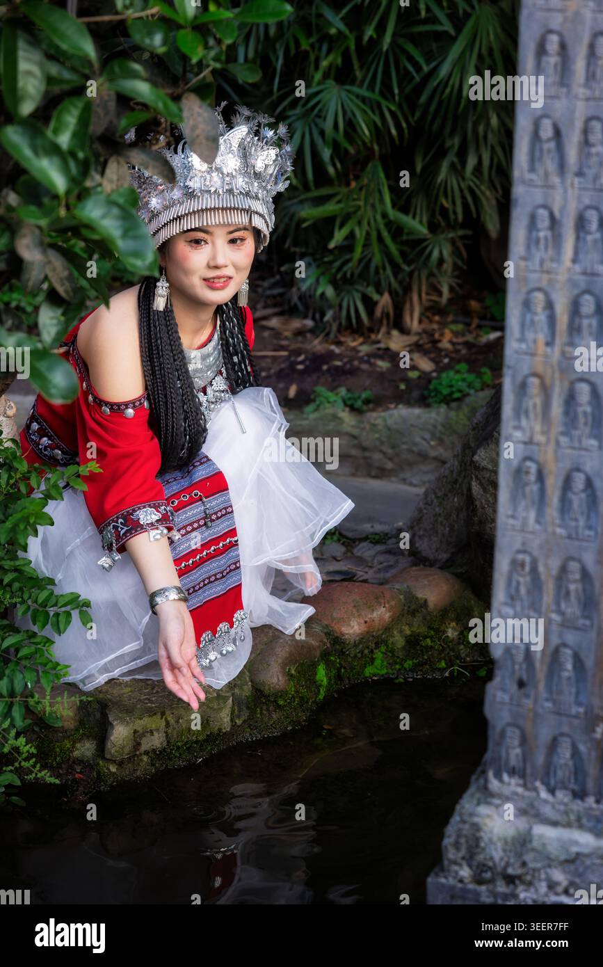 Donna cinese vestita con abiti etnici, Chongqing, Cina Foto Stock