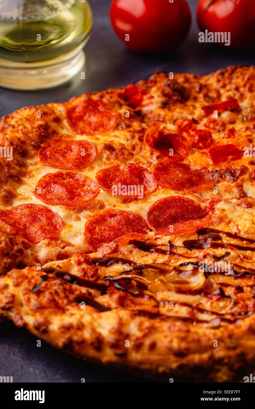 Pizza con condimenti diversi: Peperoni, formaggio, margarita, barbecue Foto Stock